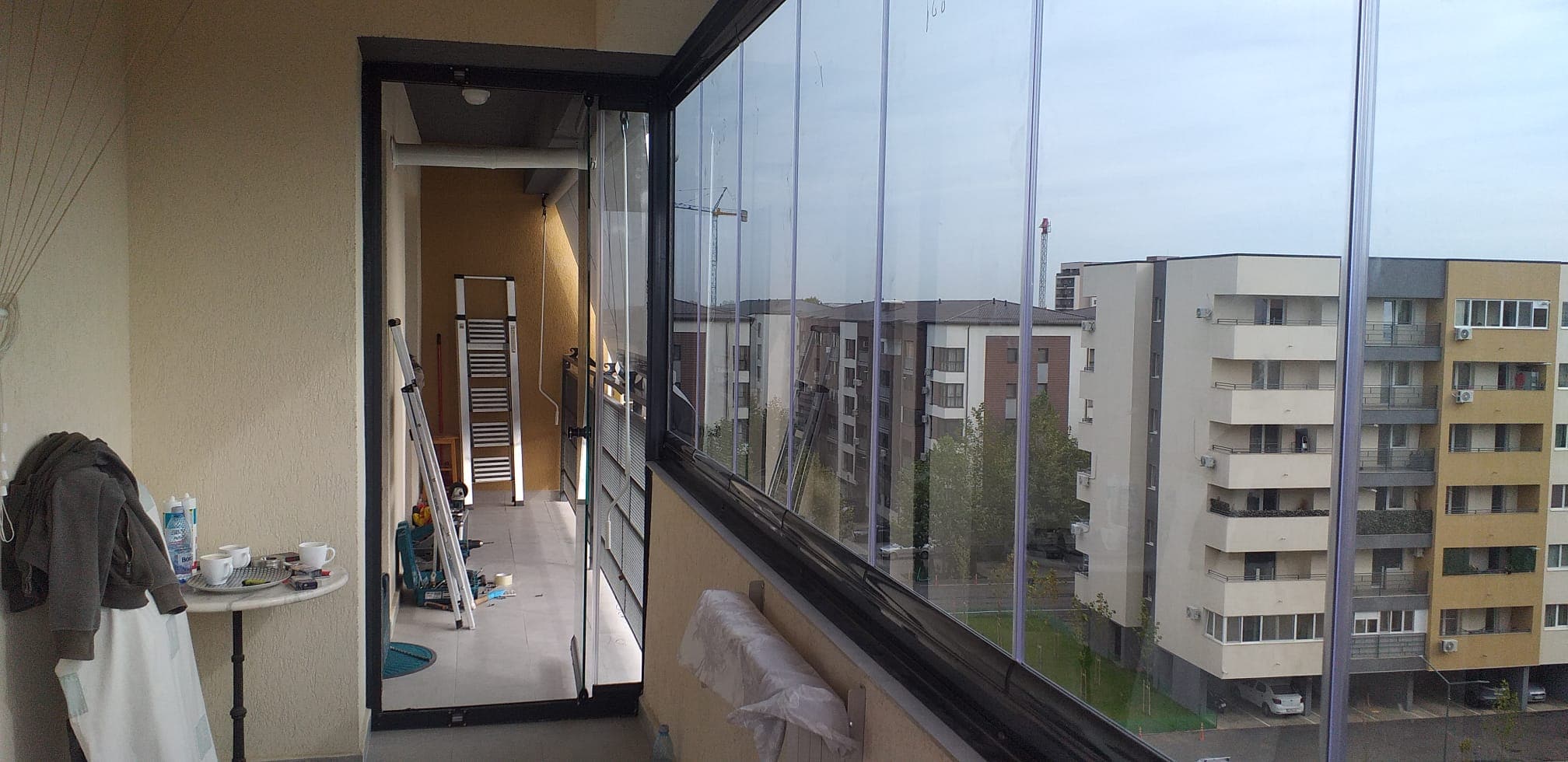 Balcon cu sticla V Shades: Avantaje practice si design urban 2 balcon cu sticla securizata