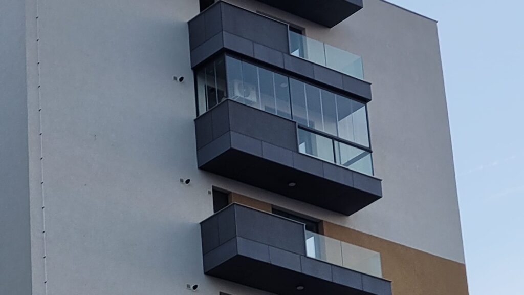 Modele de balcon inchis cu sticla